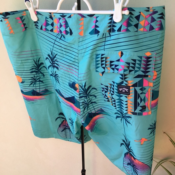 Billabong Men's shorts Size 36 EUC Aqua Blue with Island print - Picture 15 of 16